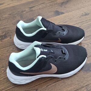 Nike Revolution Running Sneakers   (dd1096-005) Size 5y Shoes Black Green Gold